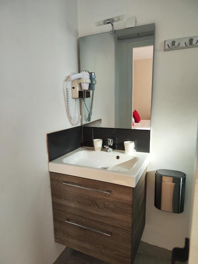Hotel Le Sporting Beaumont-sur-Leze Esterno foto